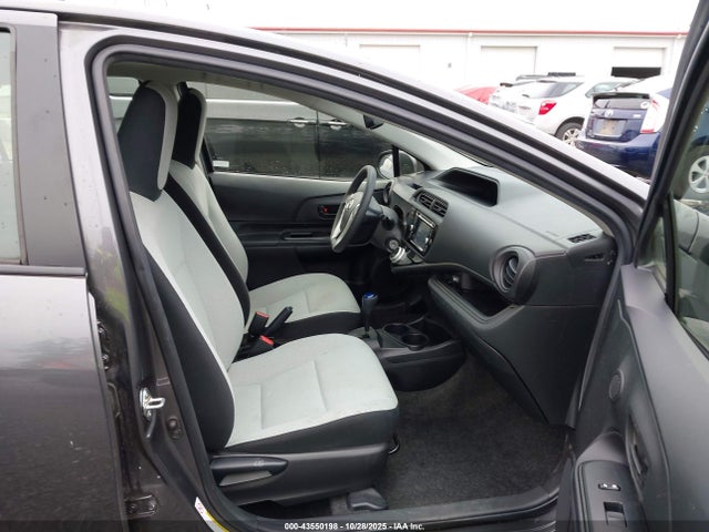 JTDKDTB31G1132016 Toyota Prius C One