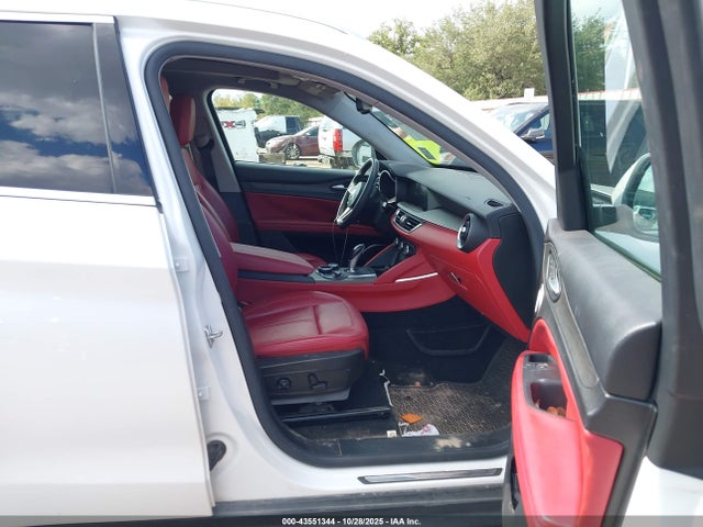 2018 ALFA ROMEO STELVIO ZASFAKBN6J7B80435 Photo 4