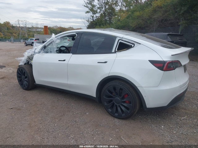 2022 TESLA MODEL Y 7SAYGAEEXNF515060 Photo 2