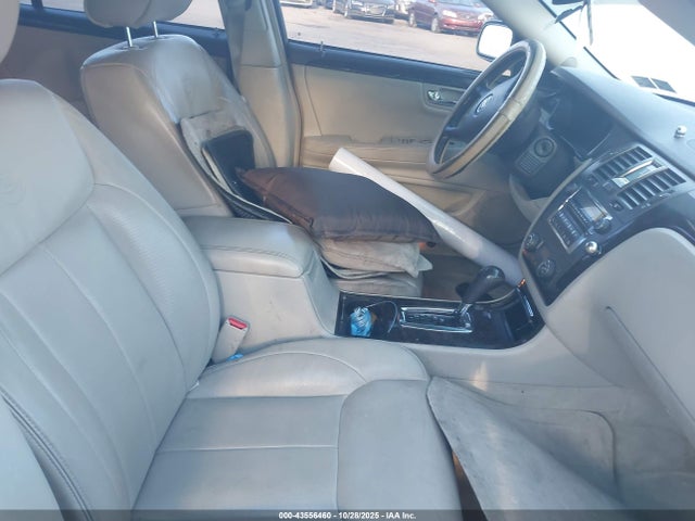2011 CADILLAC DTS 1G6KD5E61BU122307 Photo 4