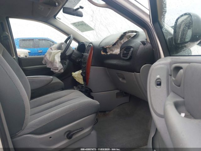 2005 CHRYSLER TOWN & COUNTRY 2C4GP44R65R401642 Photo 4
