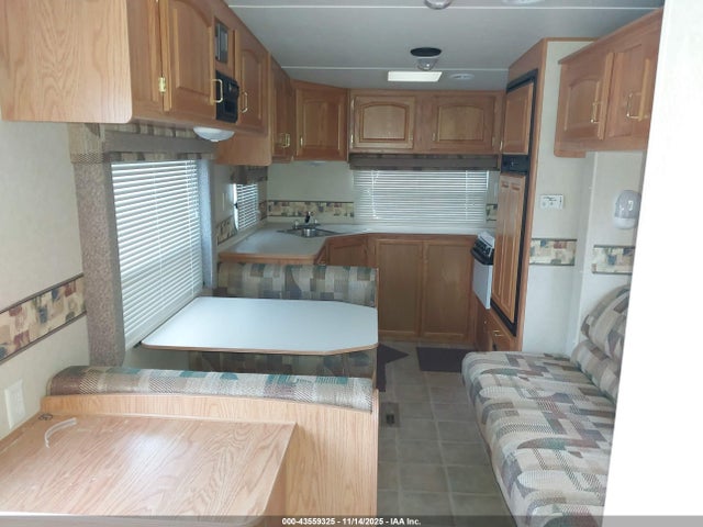 2003 Jayco Quest Series 253 D მანქანა იყიდება აუქციონზე, vin: 1UJCJ02L331DD0195, აუქციონის ნომერი: 43559325
