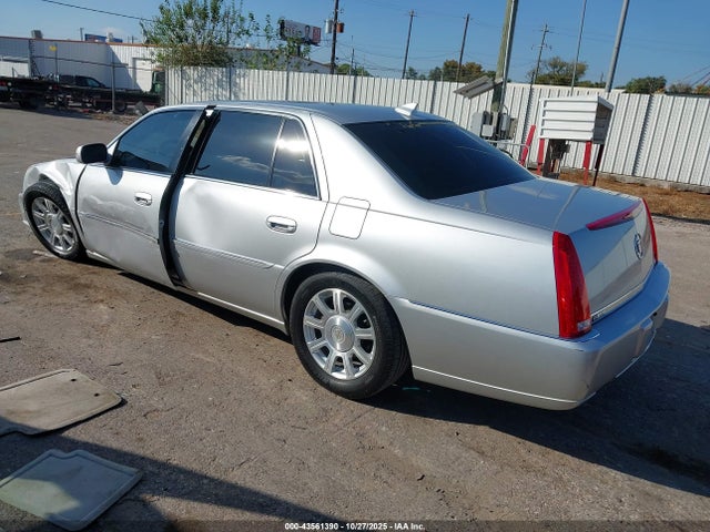 2011 CADILLAC DTS 1G6KA5E62BU136418 Photo 2