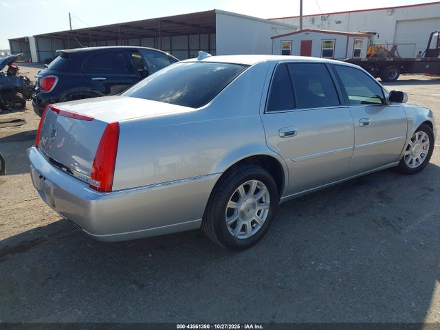 2011 CADILLAC DTS 1G6KA5E62BU136418 Photo 3