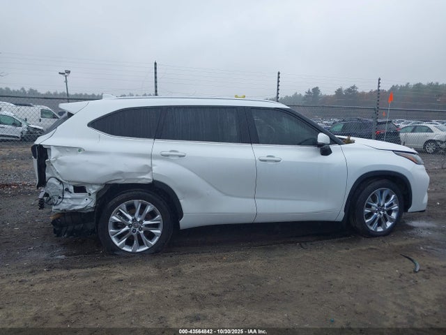 Toyota Highlander Limited 2023 5TDKDRBH6PS018546 Image 13