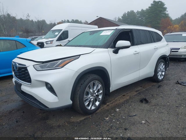 Toyota Highlander Limited 2023 5TDKDRBH6PS018546 Image 2