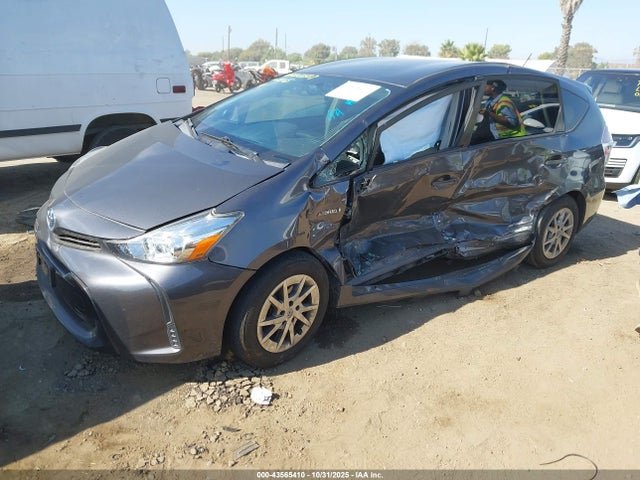 Toyota Prius V Two 2015 JTDZN3EU1FJ040497 Image 2