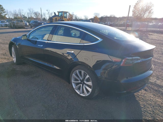 2018 TESLA MODEL 3 5YJ3E1EA1JF053640 Photo 2