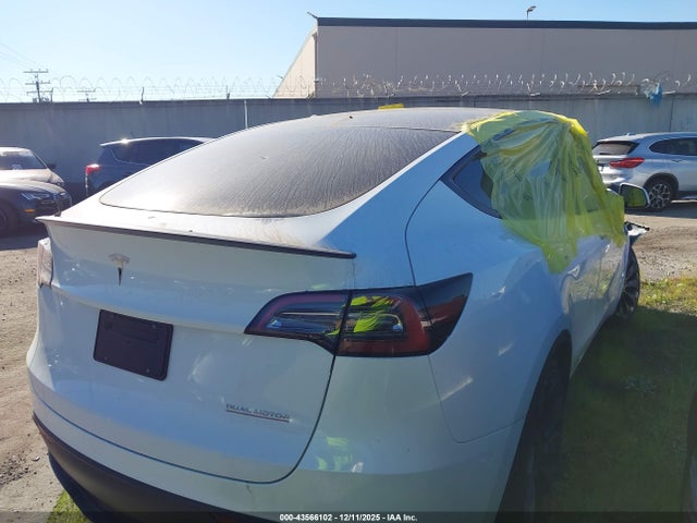 2024 TESLA MODEL Y 7SAYGDEF6RF112421 Photo 3