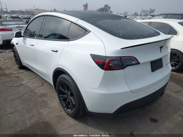 2022 TESLA MODEL Y 7SAYGDEE8NF399861 Photo 2