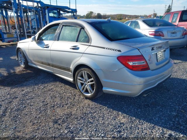 2014 MERCEDES-BENZ C 300 WDDGF8ABXER304473 Photo 2