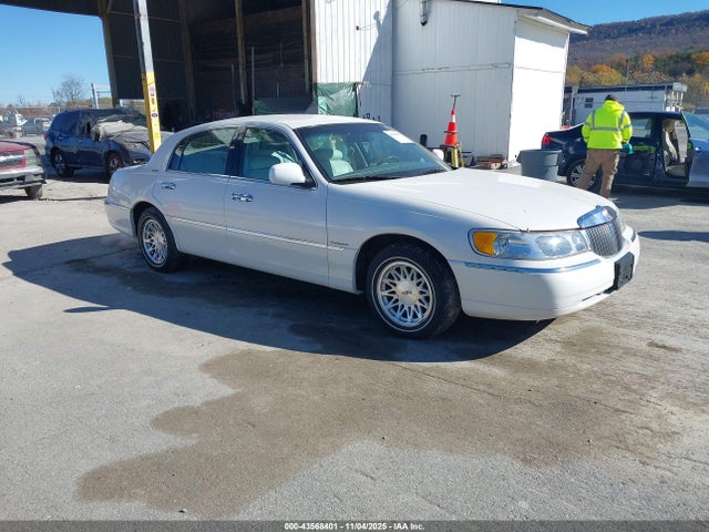 43568401 :رقم المزاد ، 1LNFM82W5WY644310 vin ، 1998 Lincoln Town Car Signature مزاد بيع