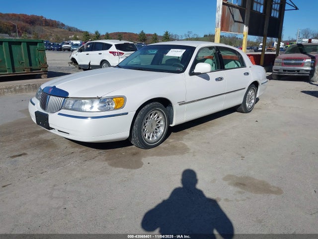 1998 Lincoln Town Car Signature მანქანა იყიდება აუქციონზე, vin: 1LNFM82W5WY644310, აუქციონის ნომერი: 43568401