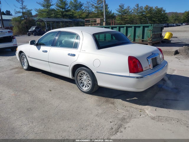 1998 Lincoln Town Car Signature მანქანა იყიდება აუქციონზე, vin: 1LNFM82W5WY644310, აუქციონის ნომერი: 43568401