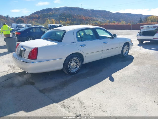 1998 Lincoln Town Car Signature მანქანა იყიდება აუქციონზე, vin: 1LNFM82W5WY644310, აუქციონის ნომერი: 43568401