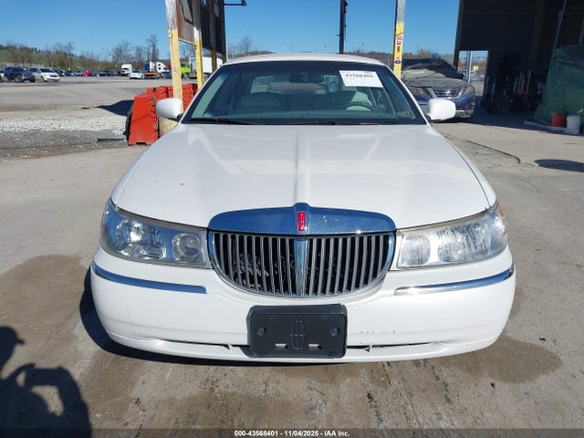 1998 Lincoln Town Car Signature მანქანა იყიდება აუქციონზე, vin: 1LNFM82W5WY644310, აუქციონის ნომერი: 43568401