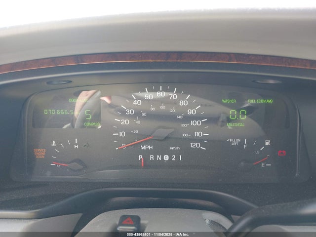 1998 Lincoln Town Car Signature მანქანა იყიდება აუქციონზე, vin: 1LNFM82W5WY644310, აუქციონის ნომერი: 43568401