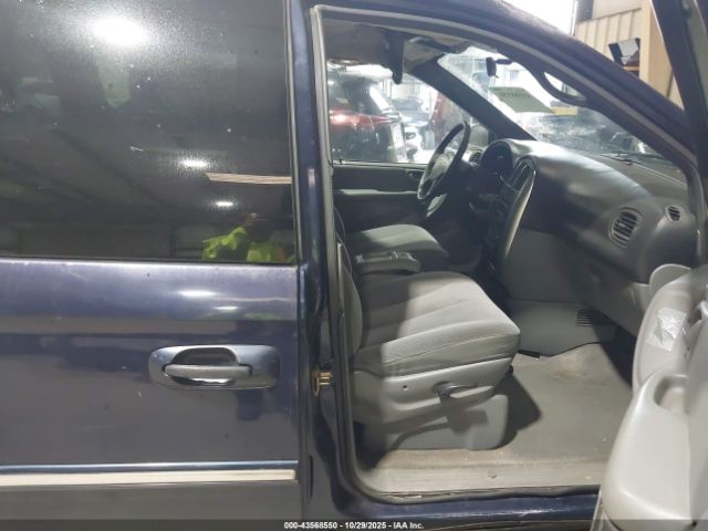 2005 CHRYSLER TOWN & COUNTRY 2C4GP54L05R101807 Photo 4