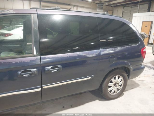 2005 CHRYSLER TOWN & COUNTRY 2C4GP54L05R101807 Photo 5