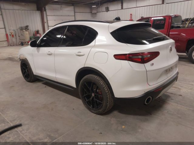 2018 ALFA ROMEO STELVIO ZASFAKNN6J7C00890 Photo 2