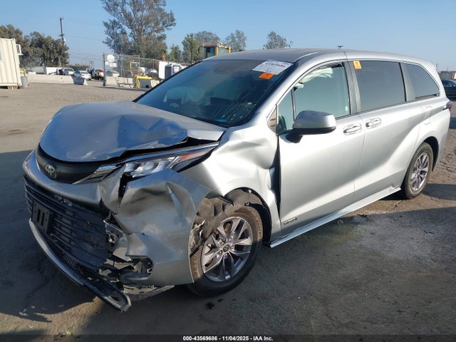 2021 TOYOTA SIENNA 5TDKRKECXMS042563 Photo 1