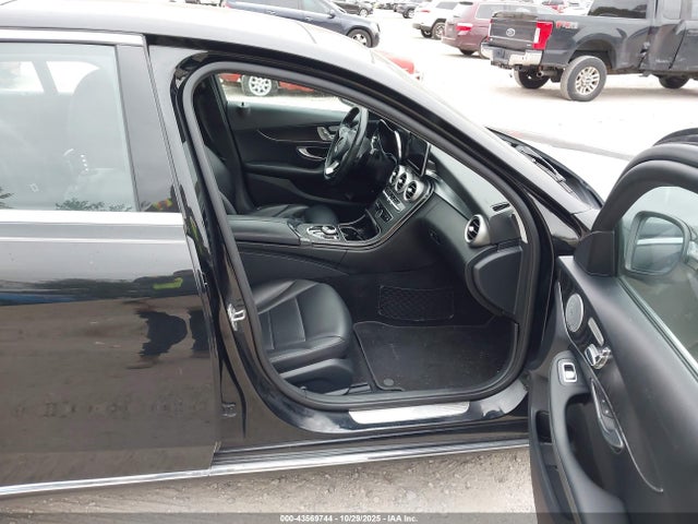 Продажа на аукционе авто 2017 Mercedes-benz C 300 4matic, vin: 55SWF4KBXHU186883, номер лота: 43569744