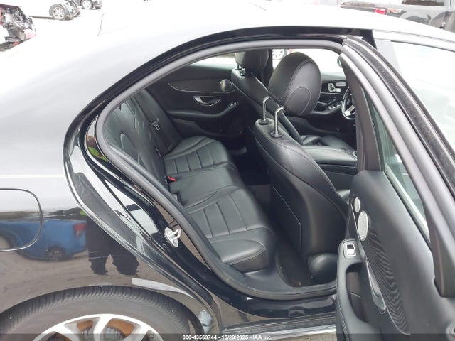 Продажа на аукционе авто 2017 Mercedes-benz C 300 4matic, vin: 55SWF4KBXHU186883, номер лота: 43569744