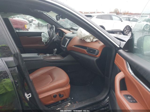 2018 MASERATI LEVANTE ZN661YUA9JX301317 Photo 4
