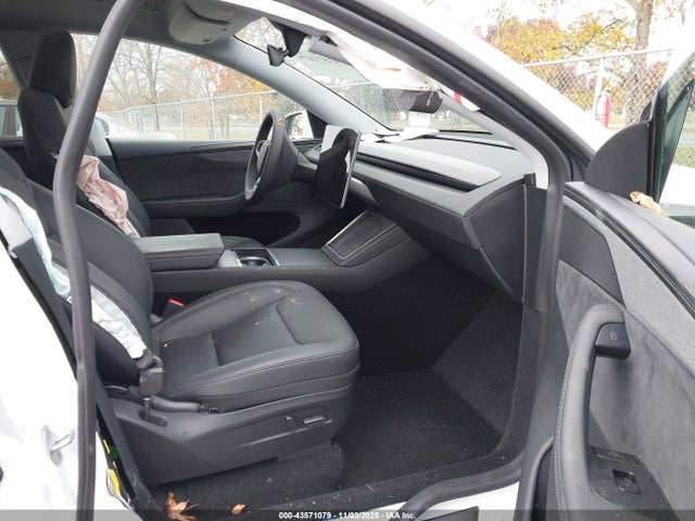 2026 TESLA MODEL Y 7SAYGDED6TA427531 Photo 4