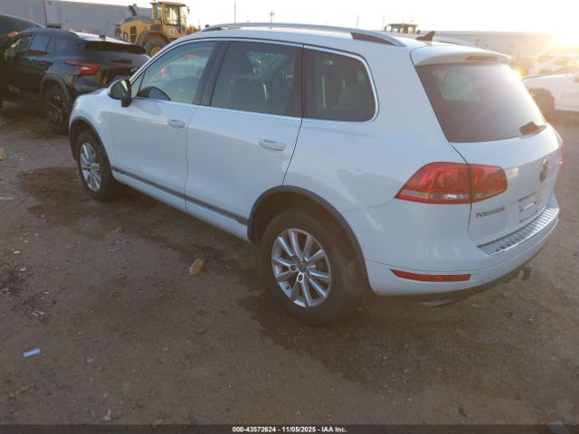 2014 VOLKSWAGEN TOUAREG WVGEF9BP2ED010785 Photo 2