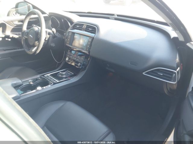 2017 JAGUAR XE SAJAD4BV5HA977098 Photo 4