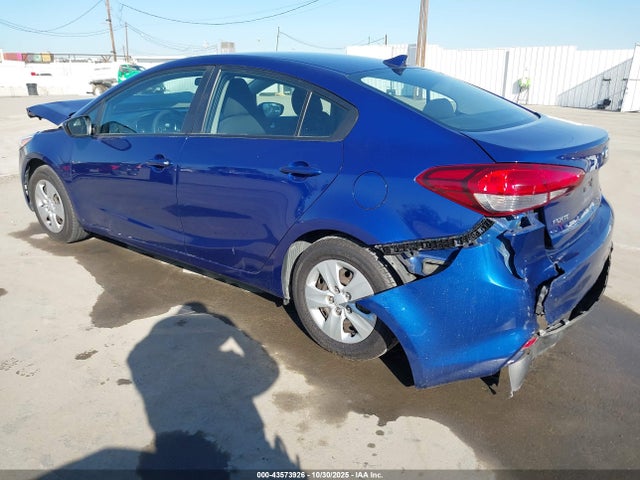 2017 KIA FORTE 3KPFK4A7XHE050611 Photo 2