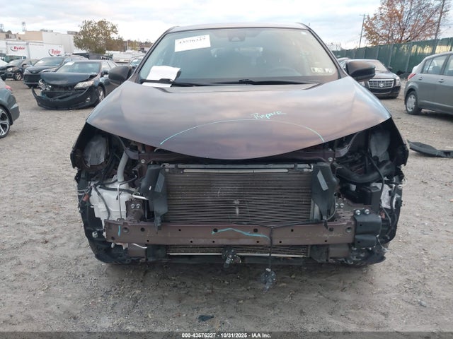 43576327 :رقم المزاد ، 2T3BFREV1JW791636 vin ، 2018 Toyota Rav4 Le مزاد بيع