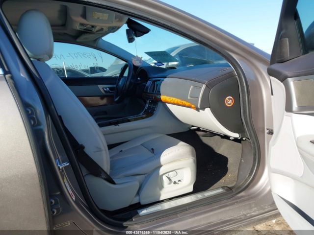 2010 JAGUAR XF SAJWA0FA1AHR53747 Photo 4