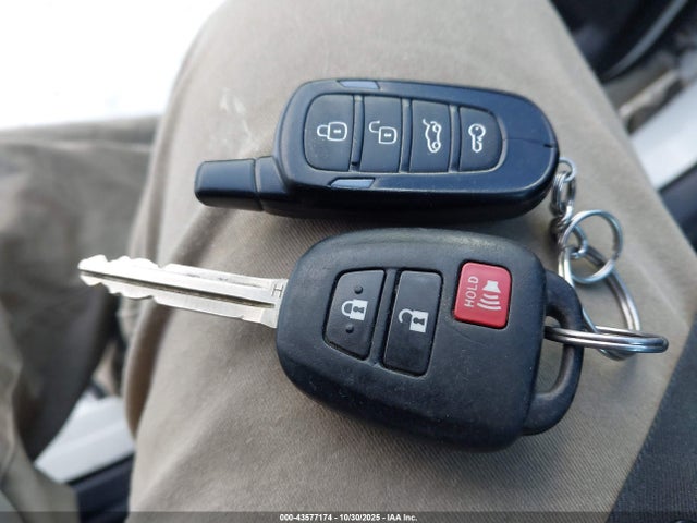 JTMBFREV6GJ061535 Toyota RAV4 LE