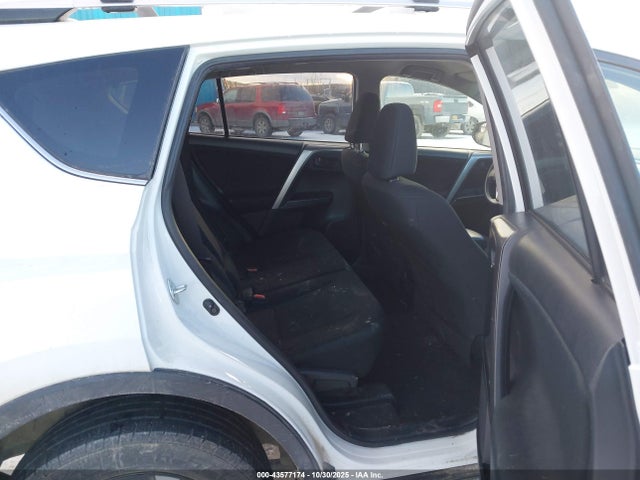 JTMBFREV6GJ061535 Toyota RAV4 LE