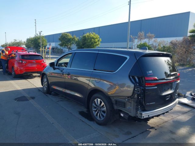 2022 CHRYSLER PACIFICA HYBRID 2C4RC1L7XNR139546 Photo 2