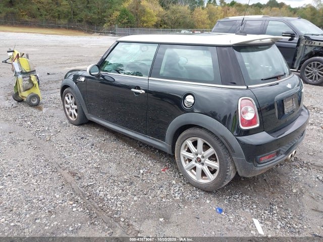 2011 MINI COOPER S WMWSV3C57BTY15247 Photo 2