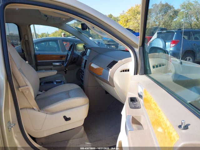 2010 CHRYSLER TOWN & COUNTRY 2A4RR7DX4AR404241 Photo 4