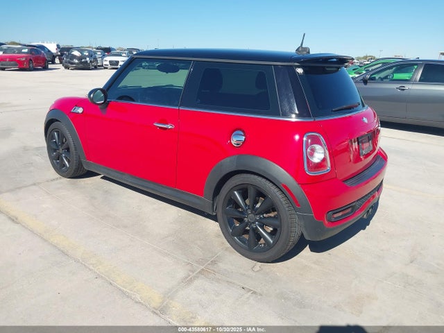 2011 MINI COOPER S WMWSV3C51BTY14837 Photo 2