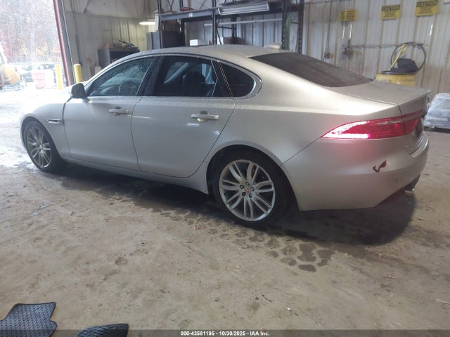 2016 JAGUAR XF SAJBK4BVXGCY19207 Photo 2