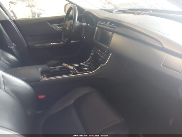 2016 JAGUAR XF SAJBK4BVXGCY19207 Photo 4
