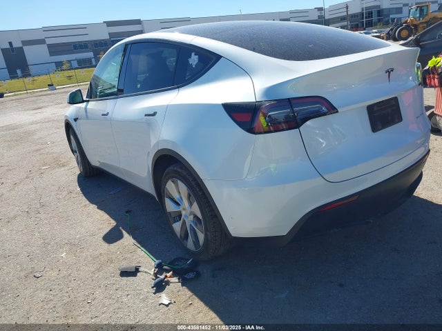 2024 TESLA MODEL Y 7SAYGDEE4RA267781 Photo 2