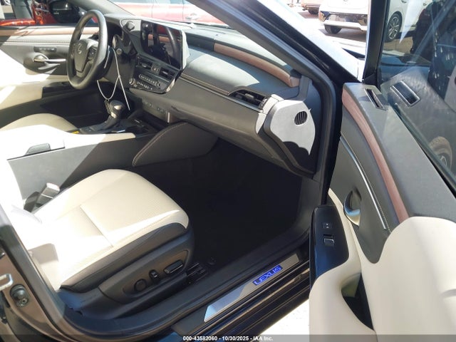 Lexus ES 300H 2025 58ADA1C17SU060298 Image 5