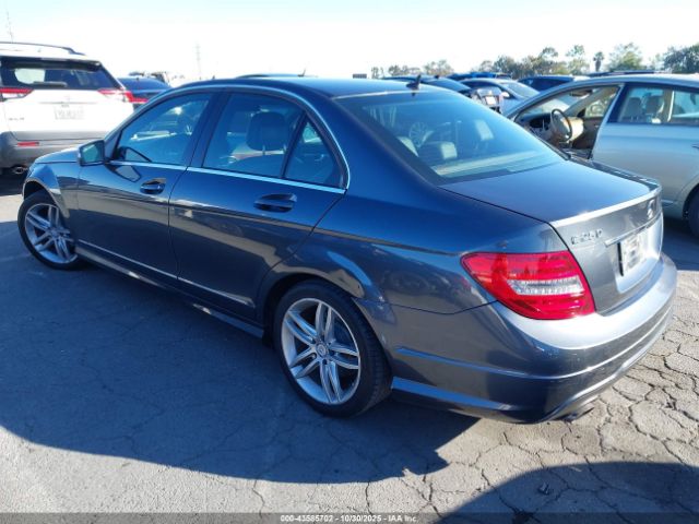 2013 MERCEDES-BENZ C 250 WDDGF4HB2DA852950 Photo 2