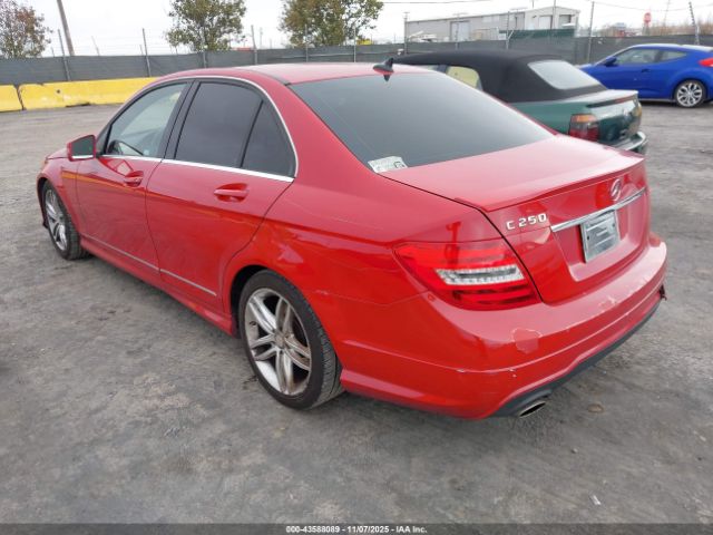 2013 MERCEDES-BENZ C 250 WDDGF4HB3DR254481 Photo 2