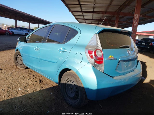 Toyota Prius C Two 2014 JTDKDTB32E1081655 Image 3