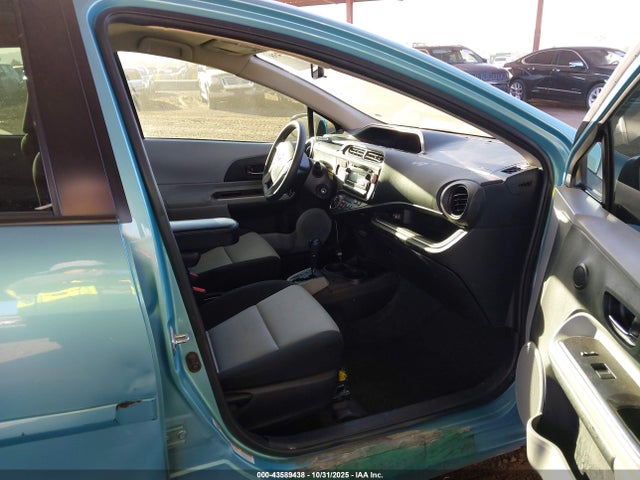 Toyota Prius C Two 2014 JTDKDTB32E1081655 Image 5
