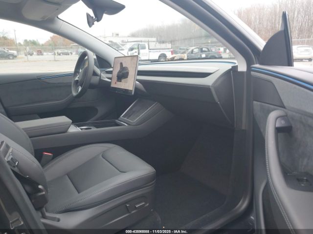 2026 TESLA MODEL Y 7SAYGDED4TF437624 Photo 4