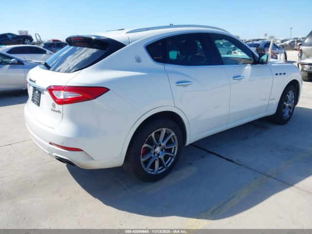 2018 MASERATI LEVANTE ZN661YUL9JX302307 Photo 3